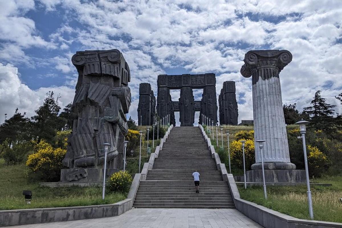 una persona che sale una scalinata davanti a un monumento