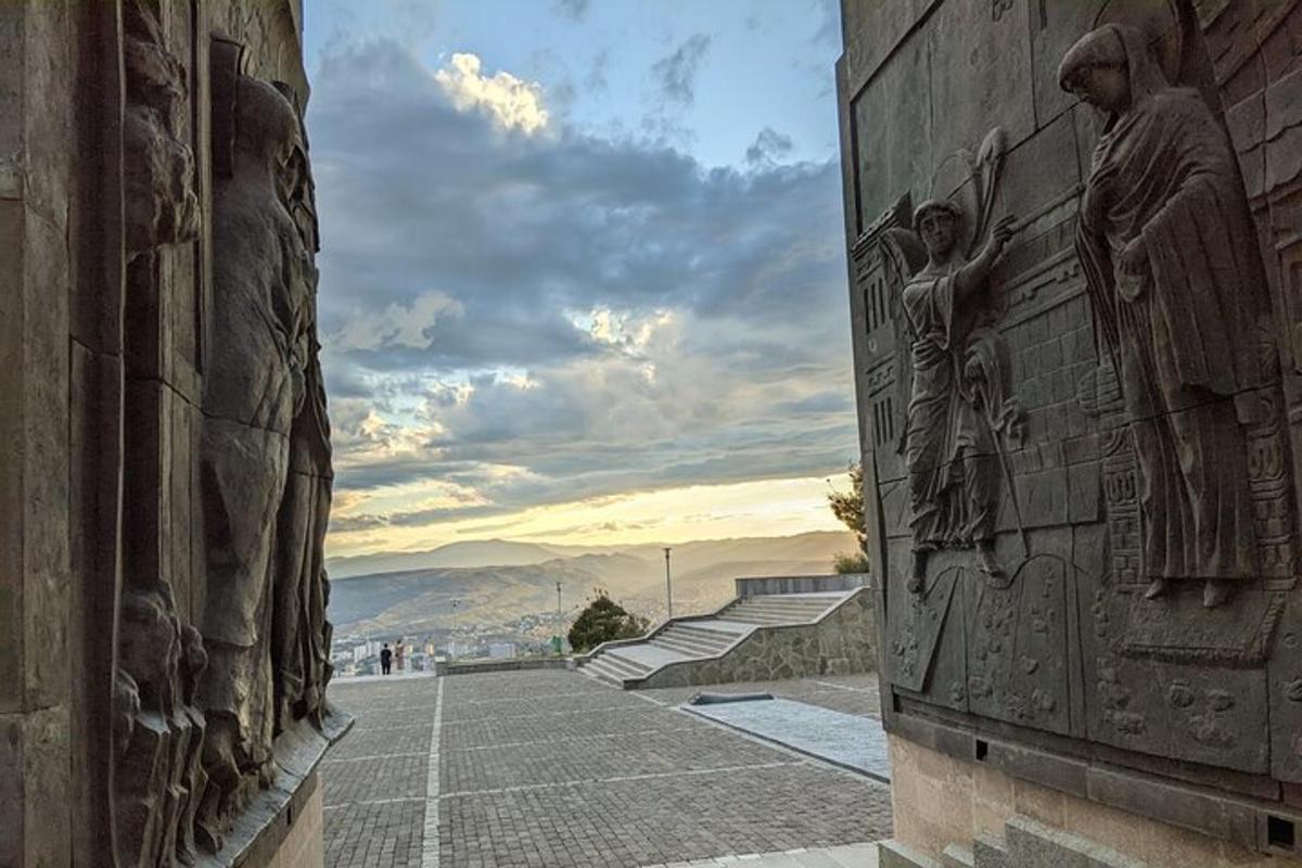 una vista dal lato di un edificio con statue su di esso