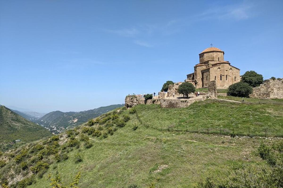 un vieux bâtiment à flanc de colline