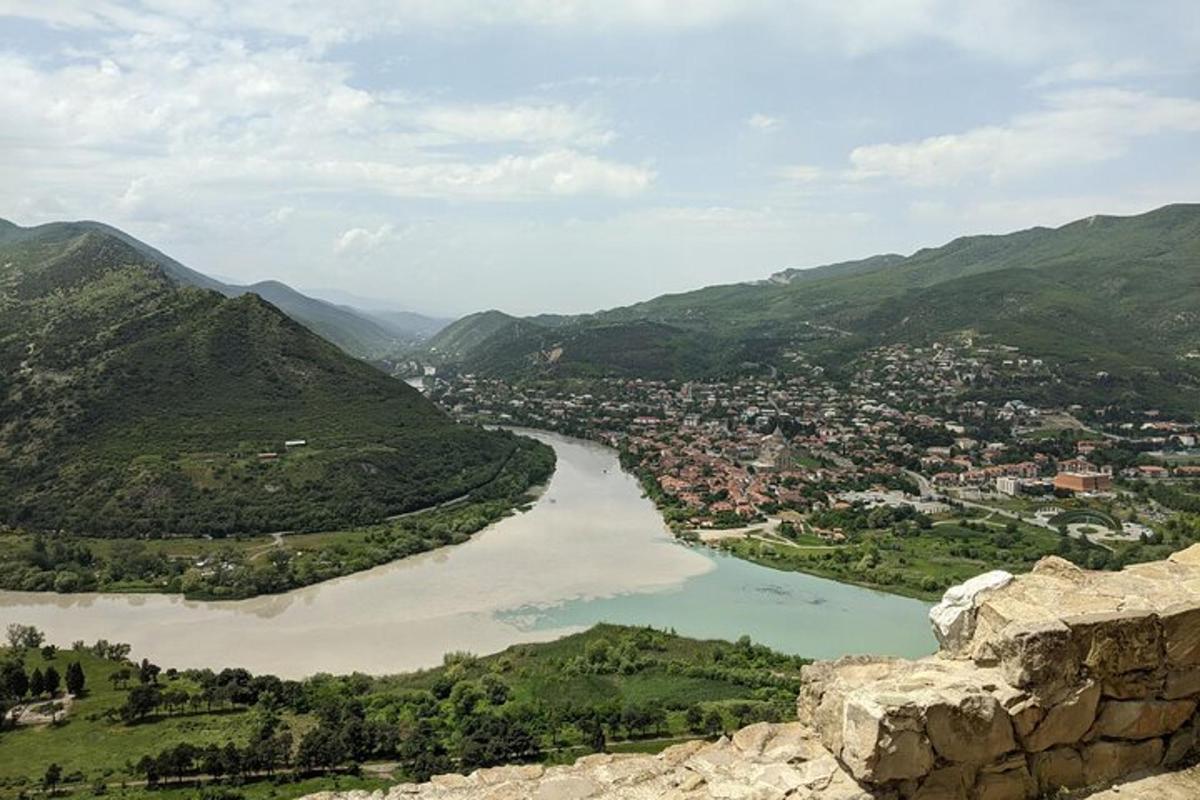pemandangan sungai dengan bandar dan gunung
