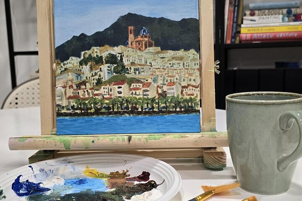 una tazza e un piatto su un tavolo con un dipinto