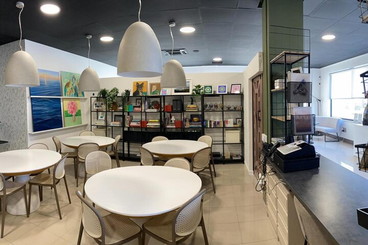 un ristorante con tavoli e sedie in una stanza
