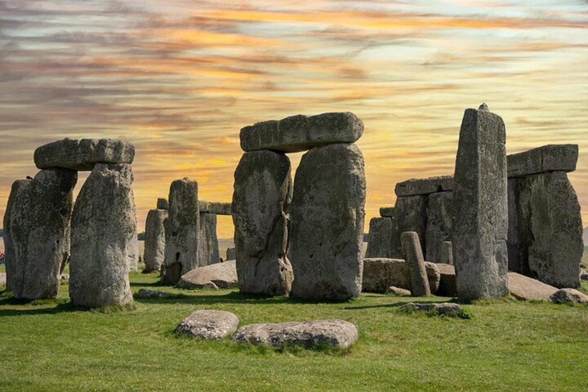 un gruppo di stonehengeoliti in un campo con rocce