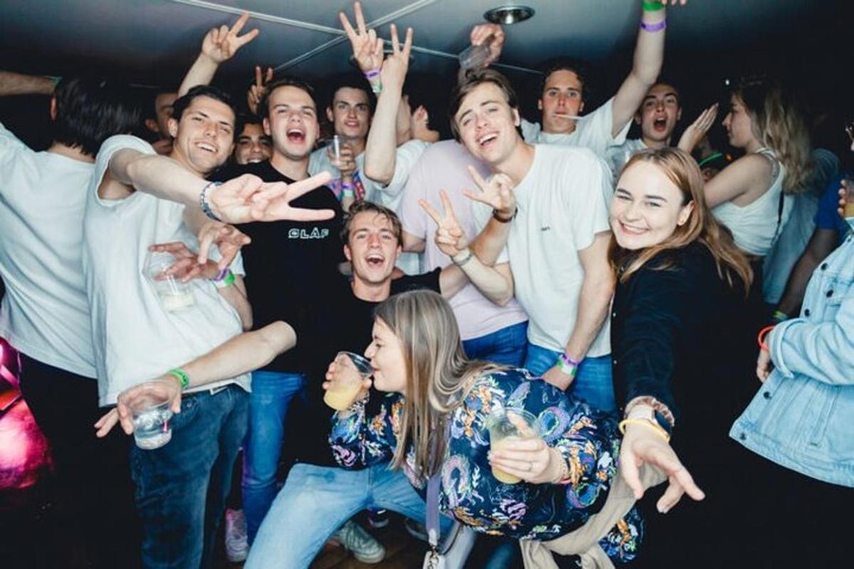 un groupe de personnes dansant à une fête