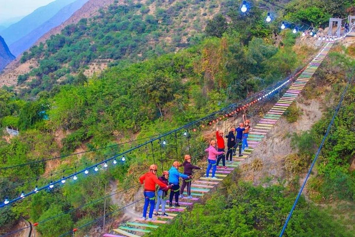 μια ομάδα ανθρώπων που περπατούν σε έναν λόφο