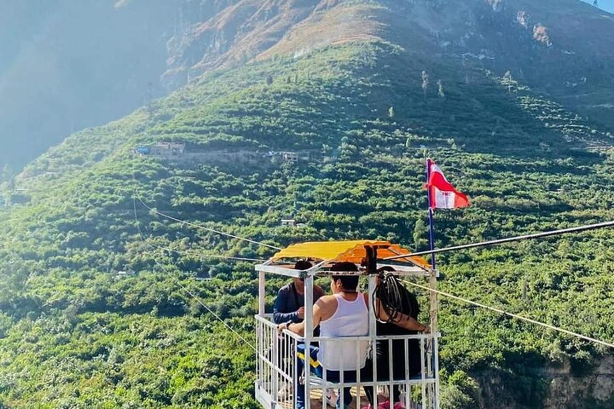 dua orang duduk di atas gondola dengan payung