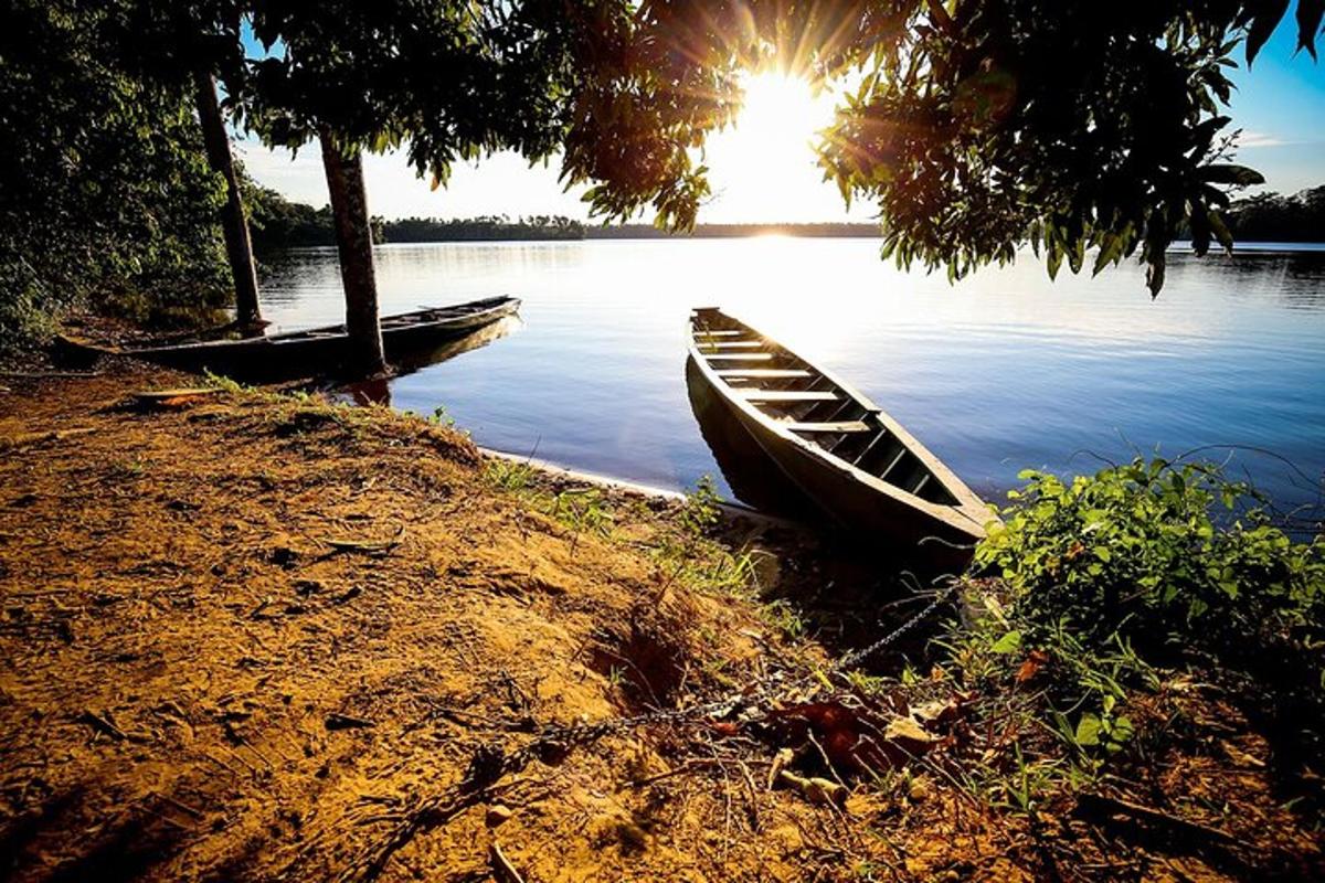 um barco parado na margem de um lago