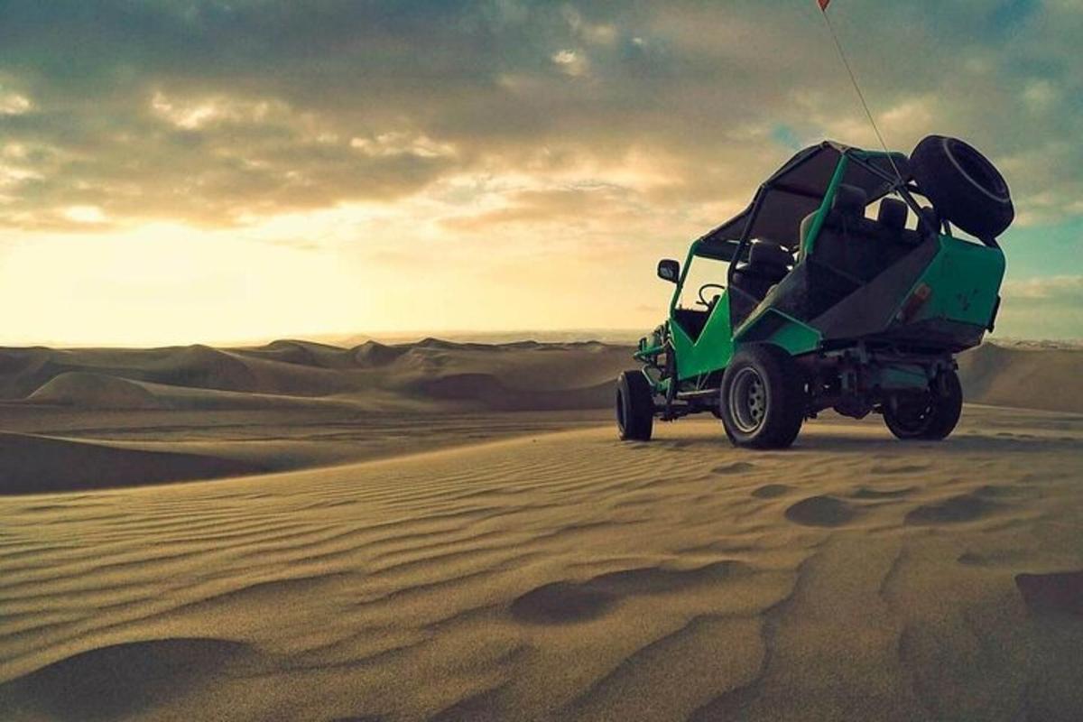 um jipe verde dirigindo pelo deserto