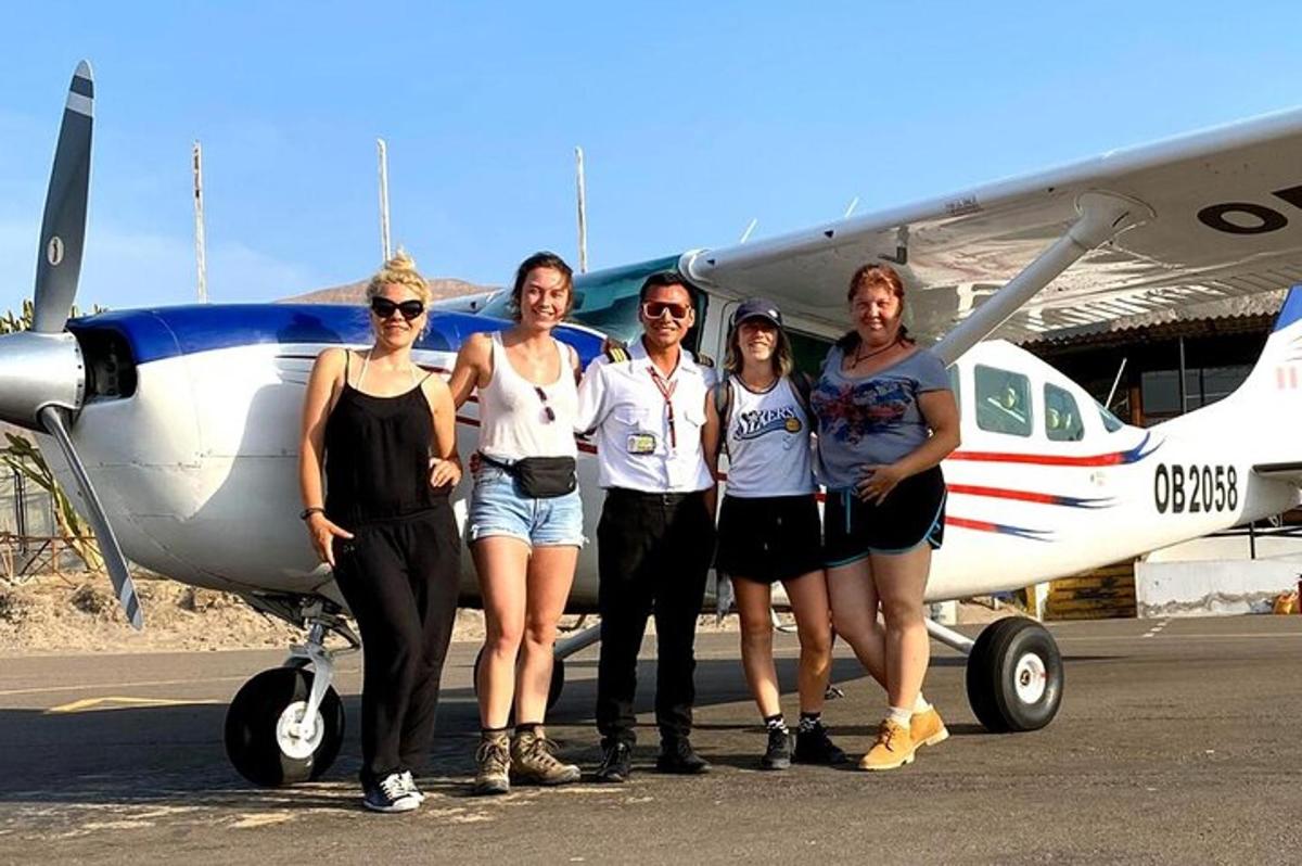 um grupo de pessoas em pé na frente de um avião
