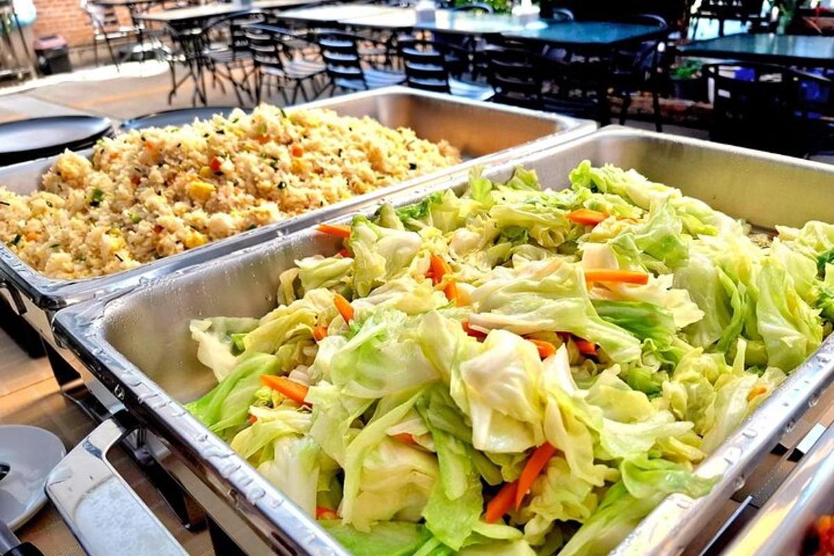 kaks kandikut salatit ja riisi restoranis