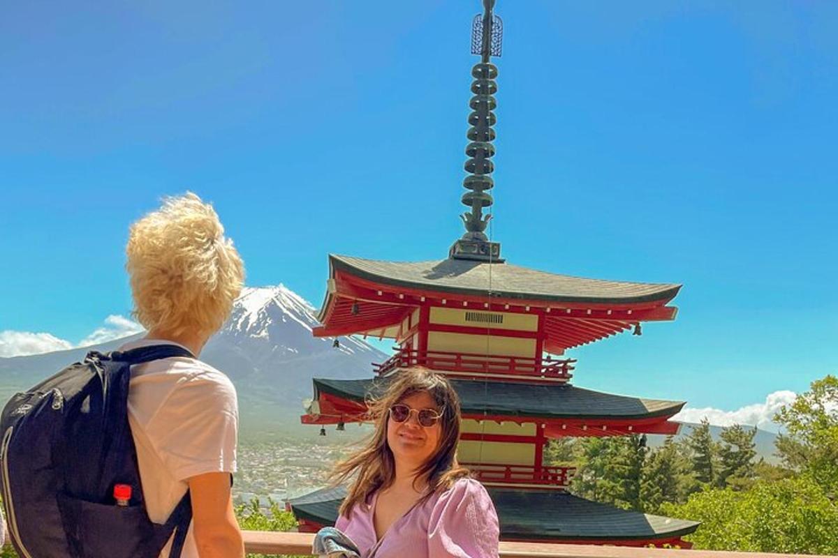 isang babaeng nakatayo sa harap ng isang pagoda