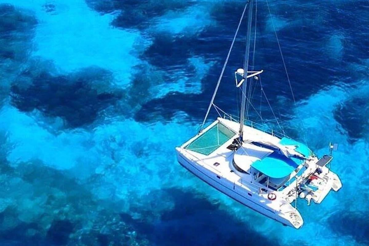 bot putih terapung di air biru