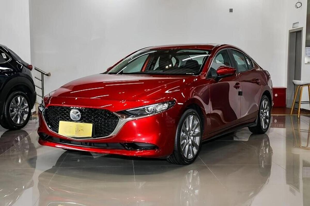 punane Mazda auto pargitud tuppa