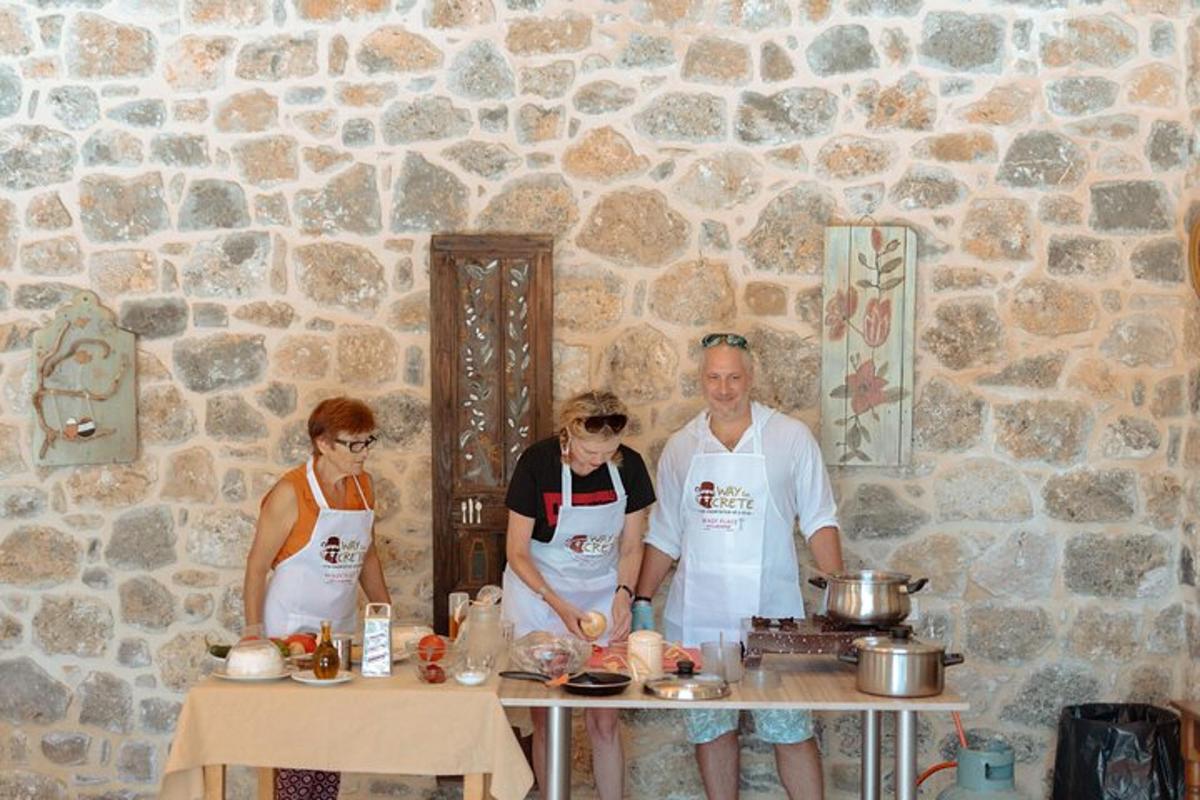 un gruppo di persone in piedi davanti a un tavolo