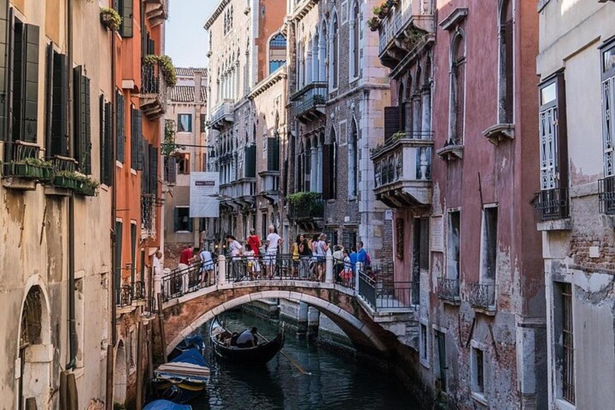 un pont sobre un canal en una ciutat amb un vaixell