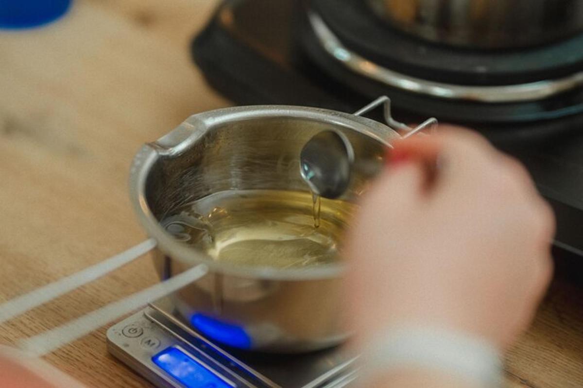 Una persona está revolviendo una olla en una estufa.
