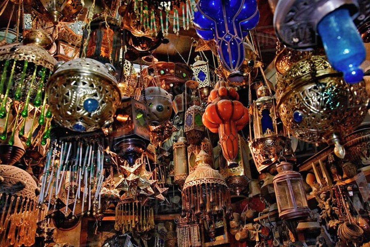 eine Wand voller Glasgegenstände aller Art