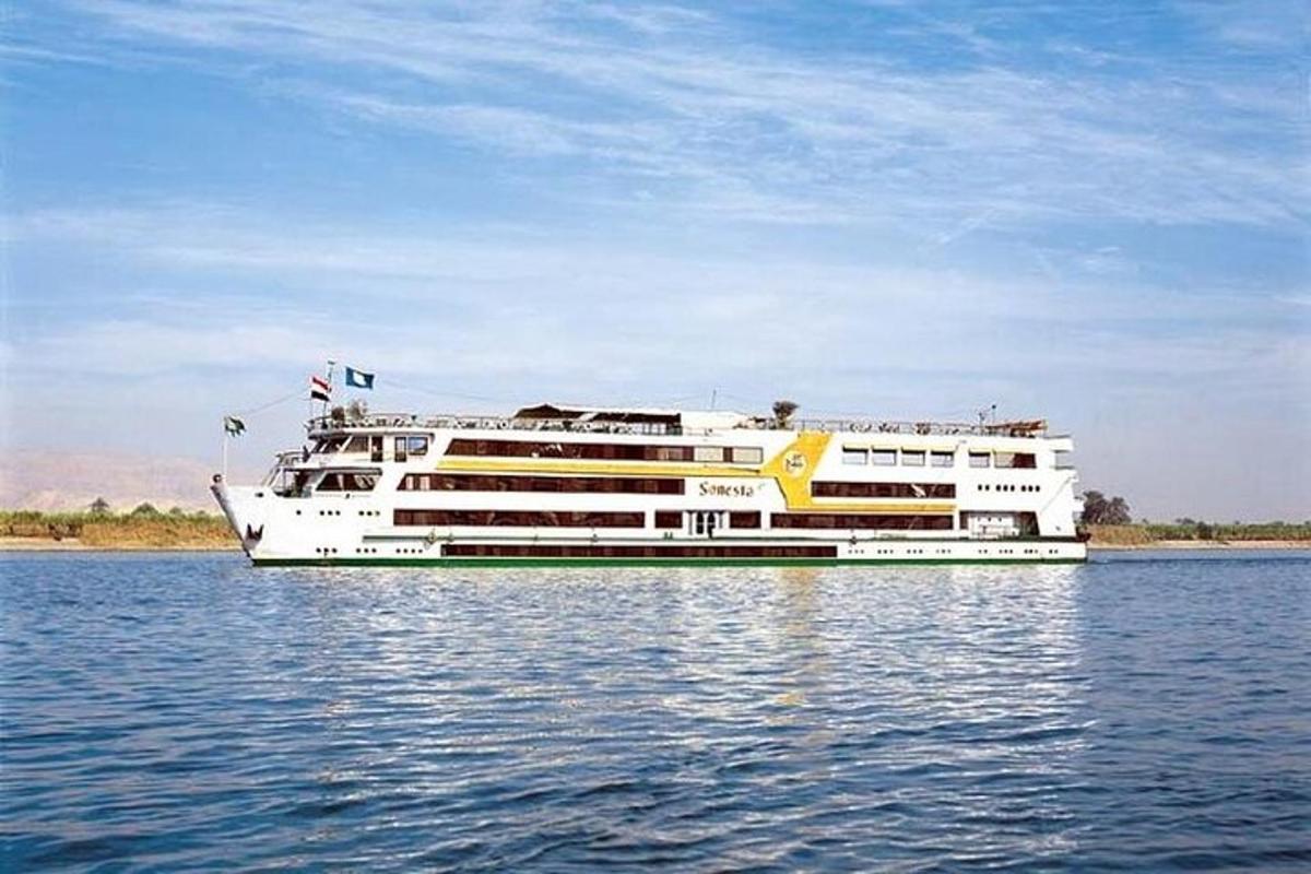 ein kreuzfahrtschiff im wasser auf dem wasser