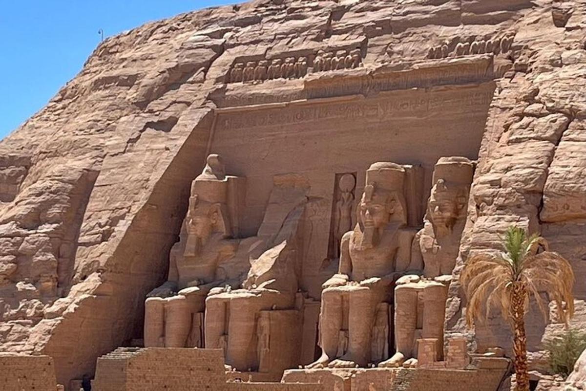 un grande edificio con statue ai lati