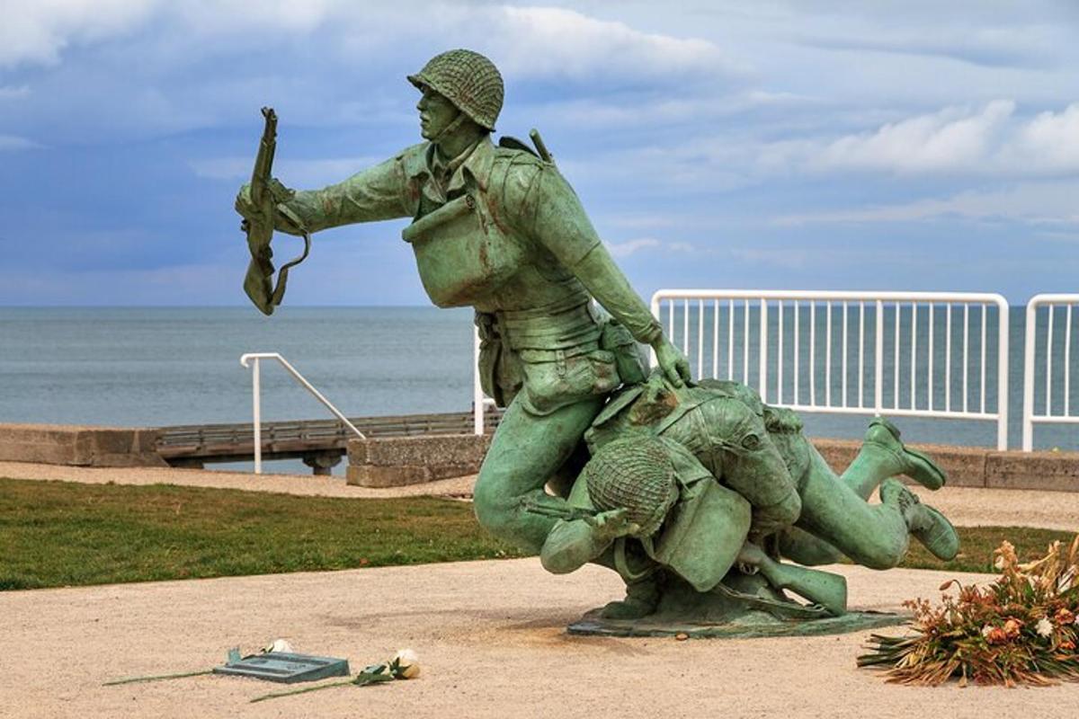 una estatua de un hombre montado en una tortuga