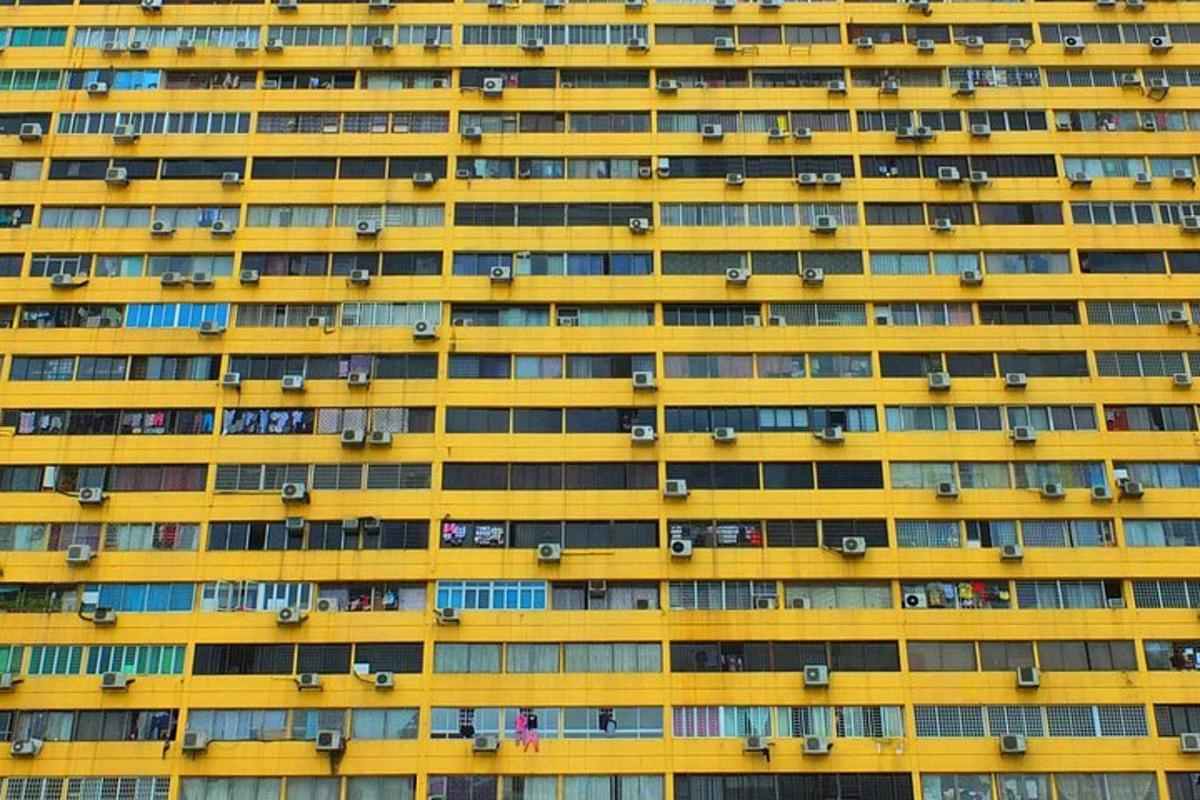たくさんの窓がある背の高い黄色い建物