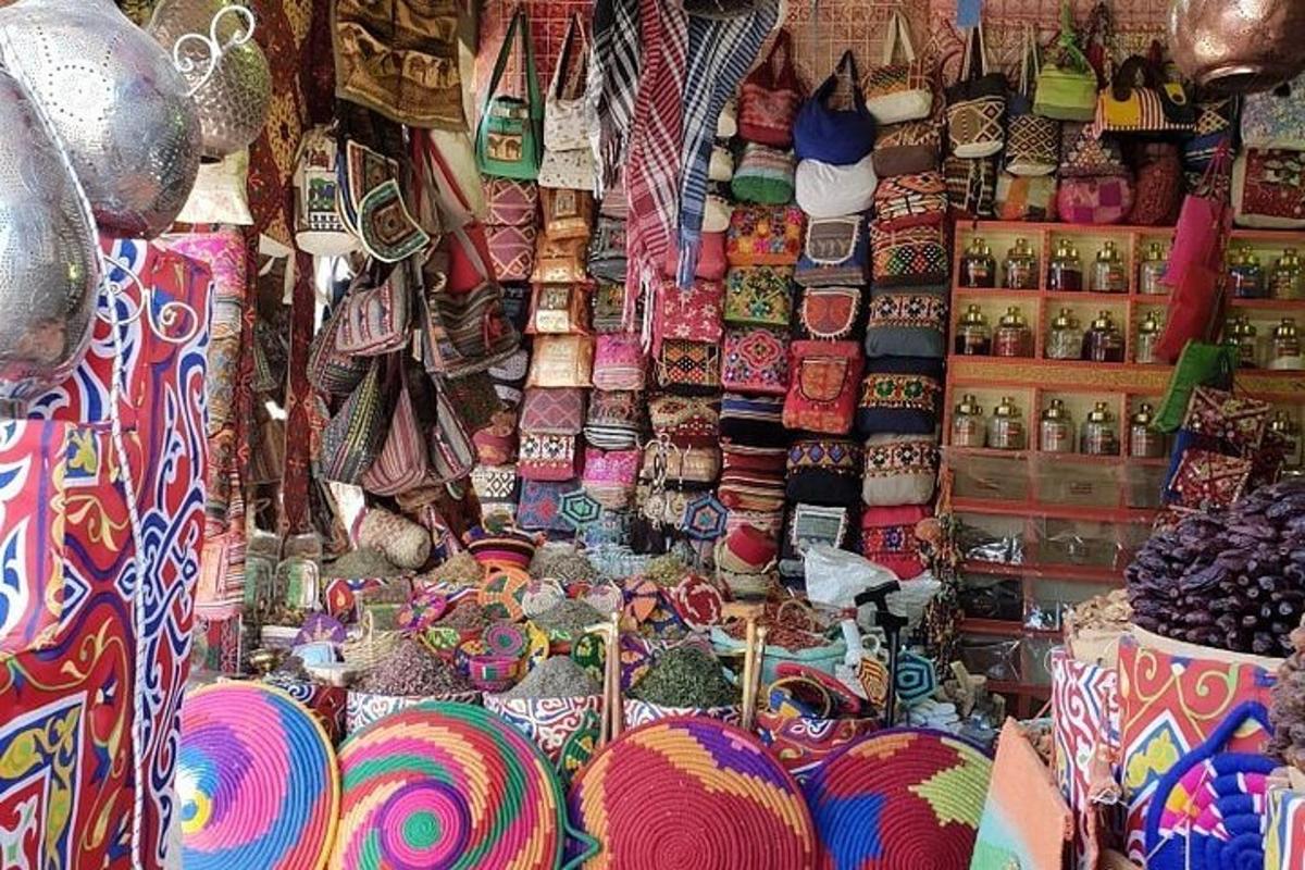 متجر مليء بالعديد من أنواع العناصر المختلفة