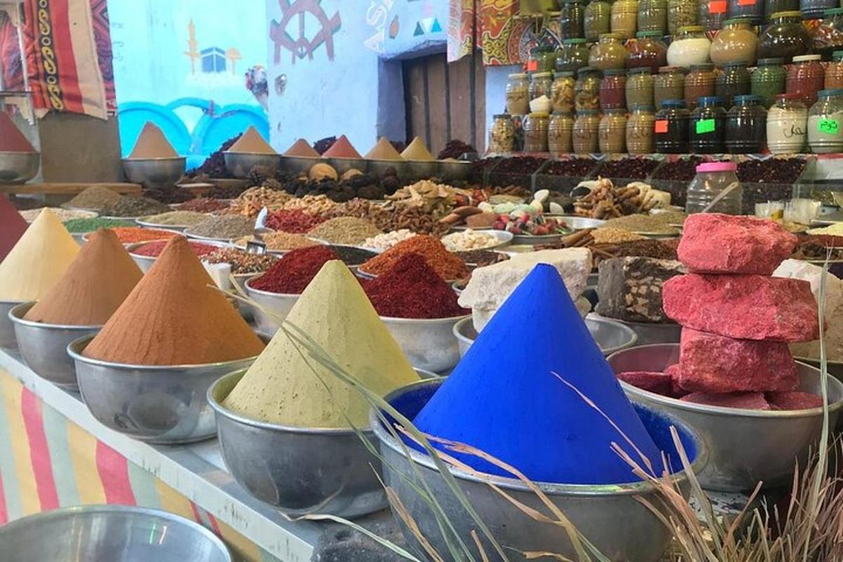 عرض للتوابل الملونة المختلفة في أوعية على الطاولة