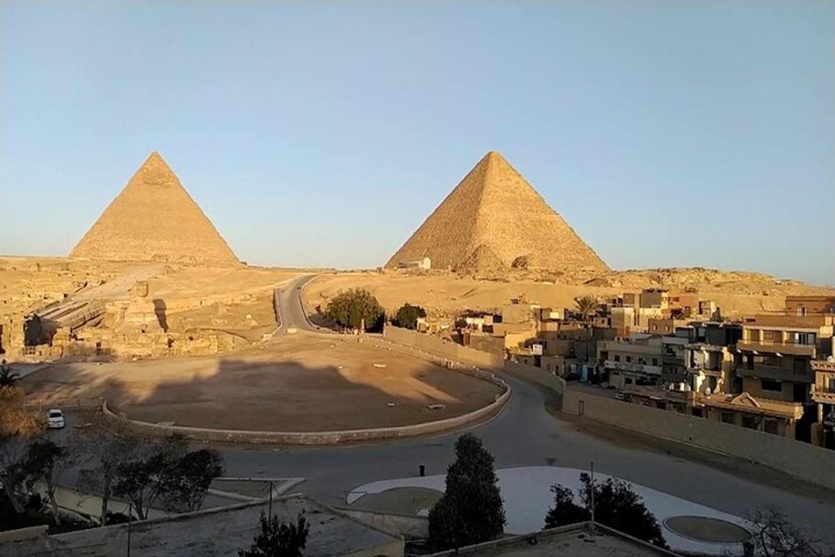 Pohled na pyramidy v Gíze a ulici