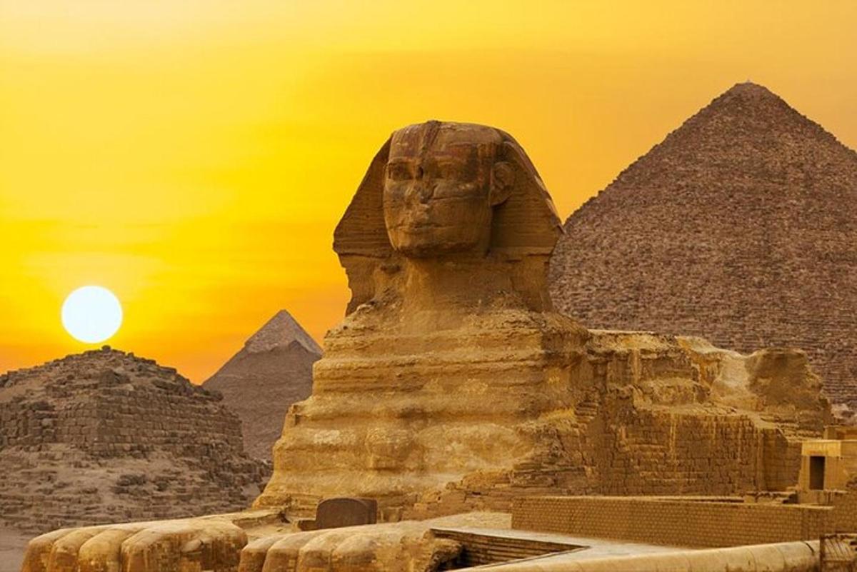 obrázek sfingy před pyramidami