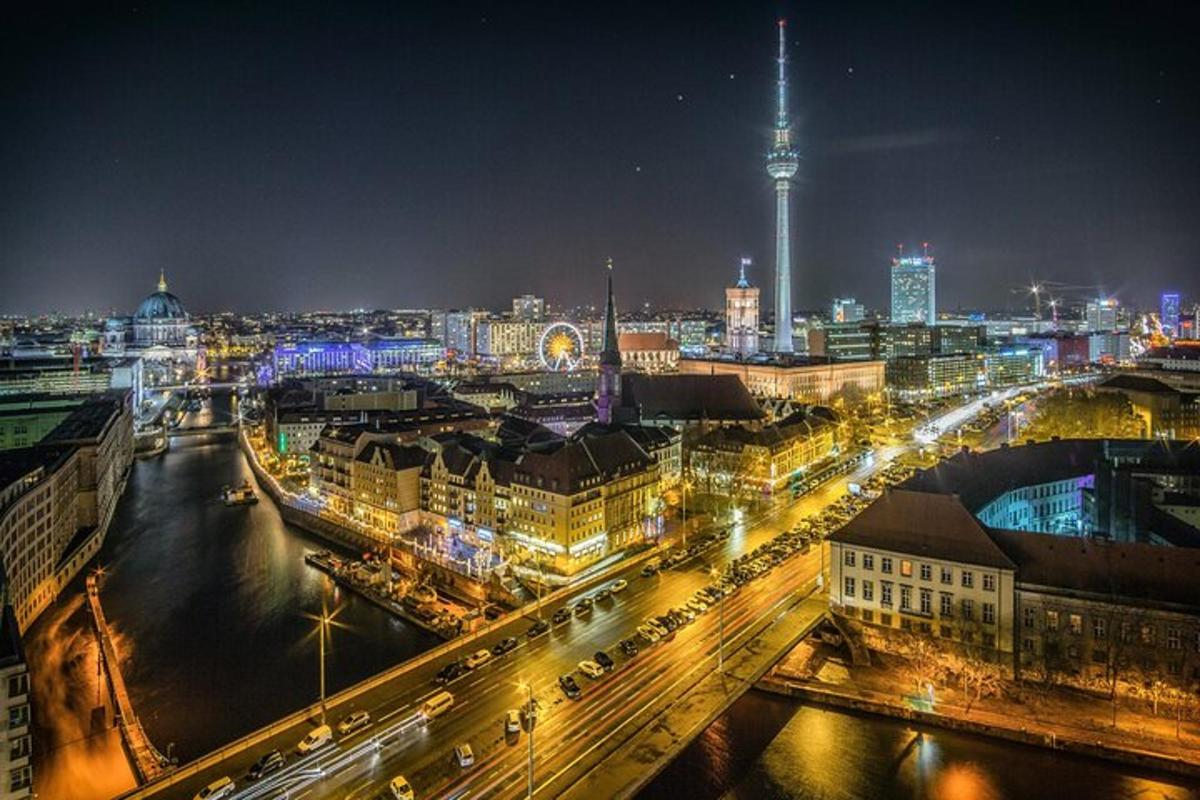 město osvětlené v noci s dopravou na ulici