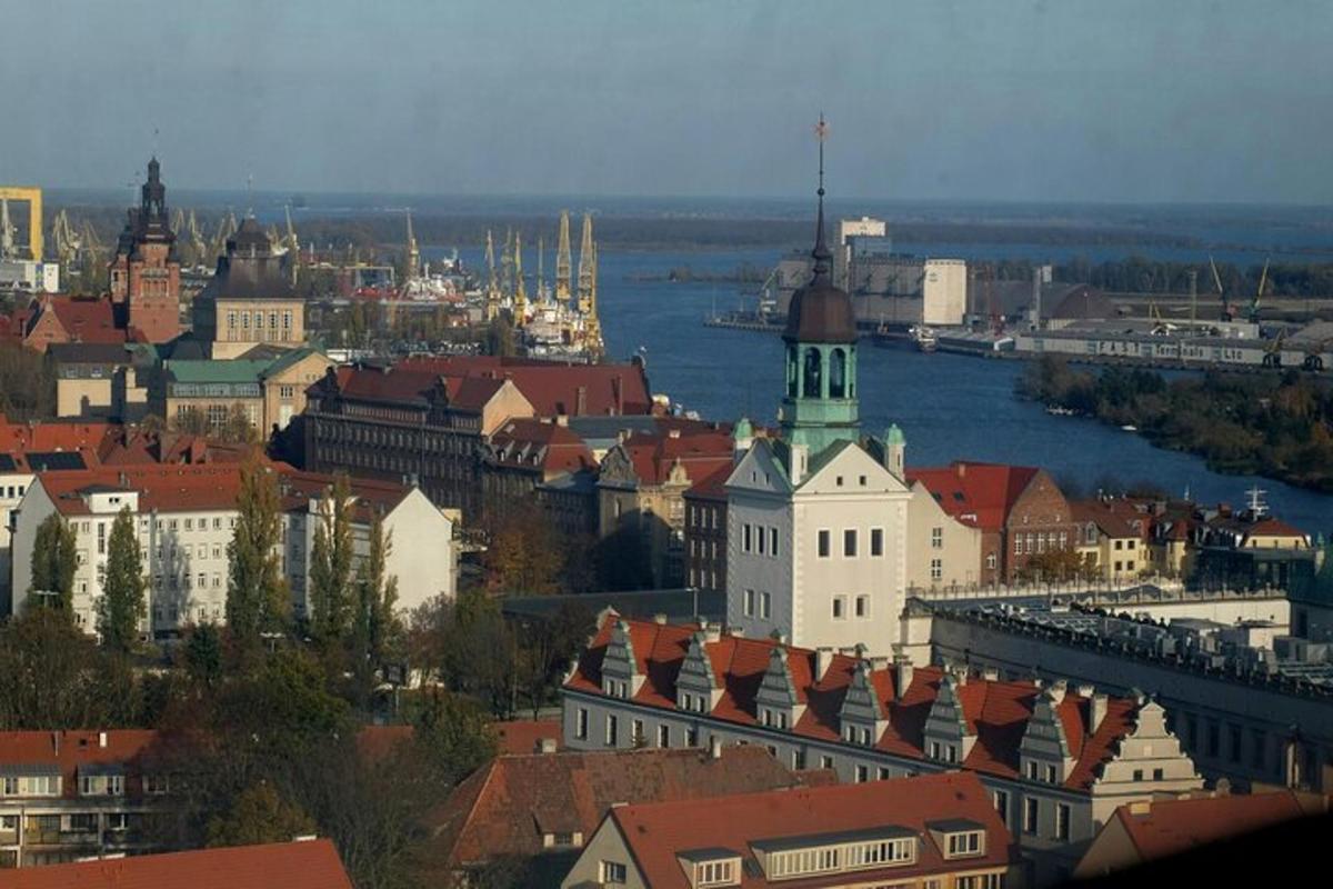 widok miasta z rzeką i budynkami