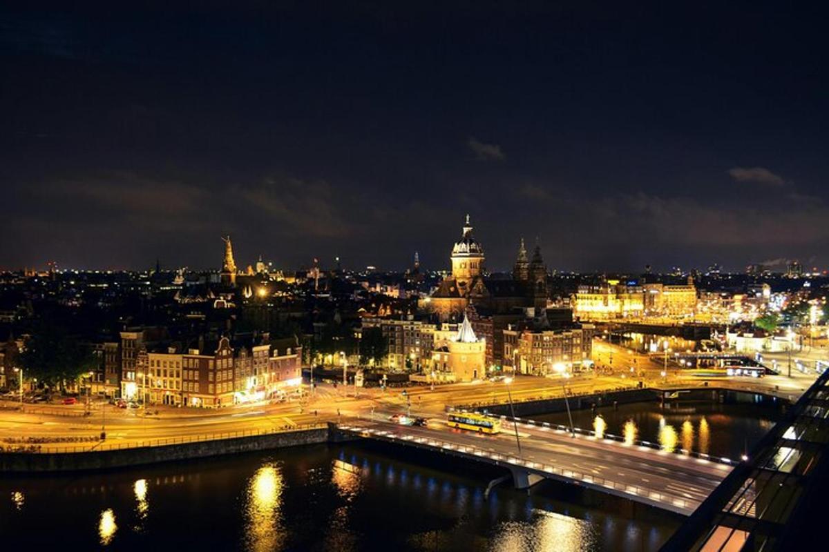 una vista di una città di notte con un ponte