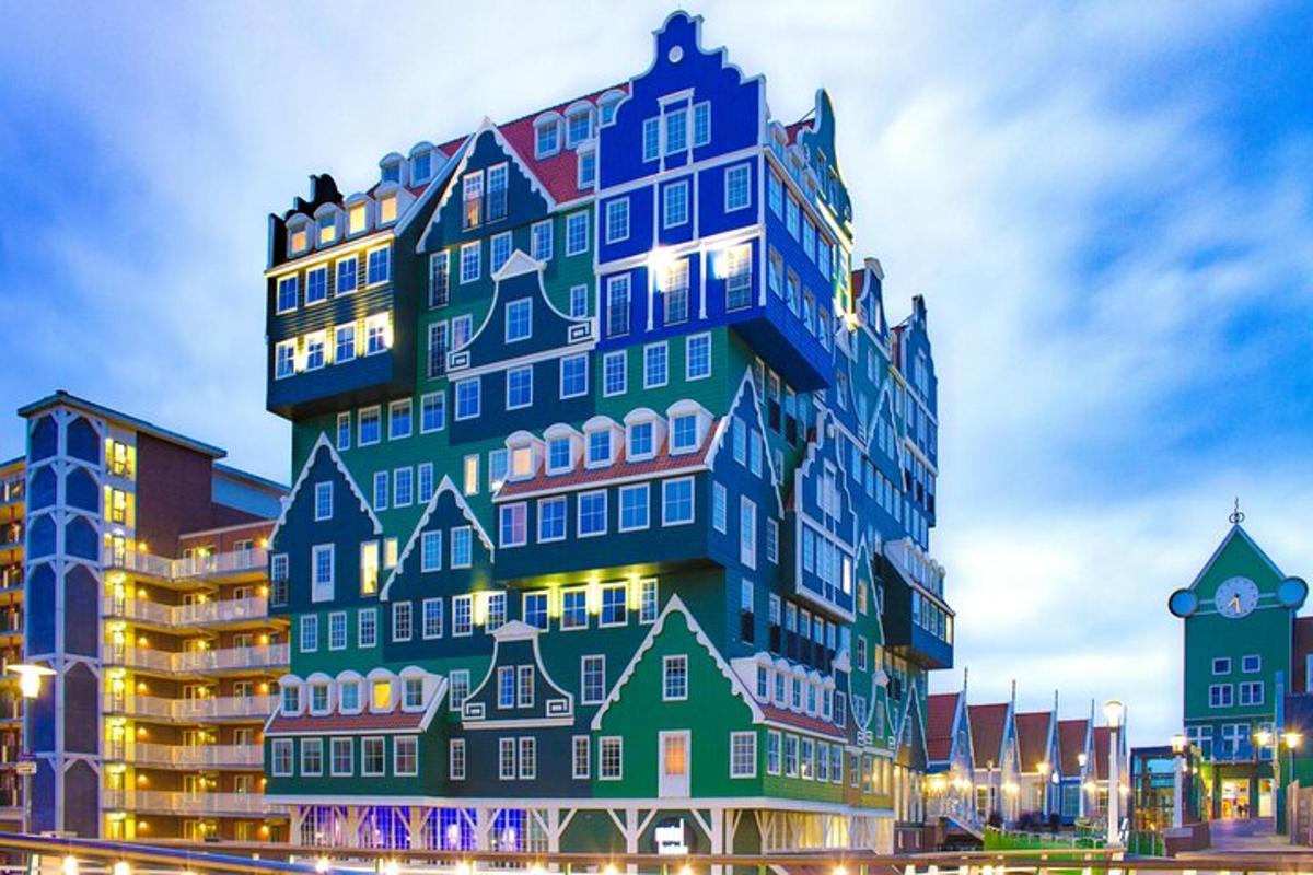 un grande edificio con luci sui lati