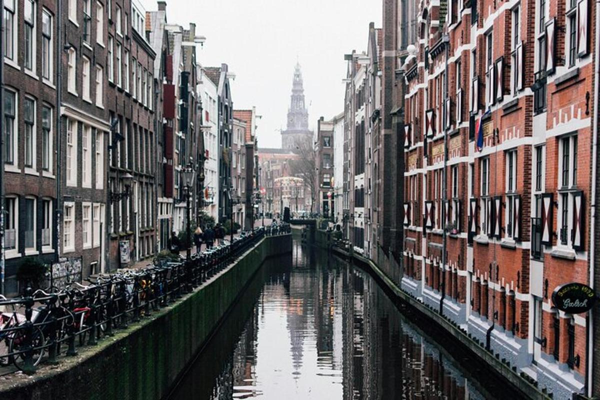 un canale in una città con edifici e un fiume
