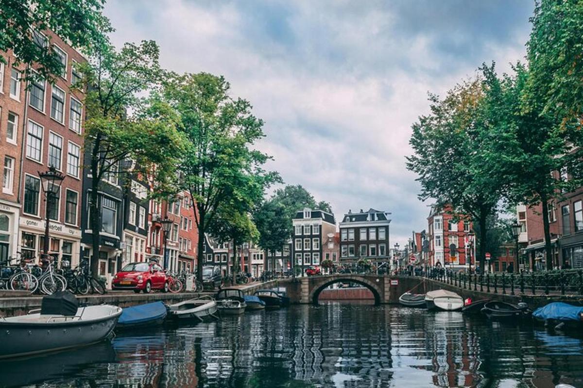 un canale in una città con barche e un ponte