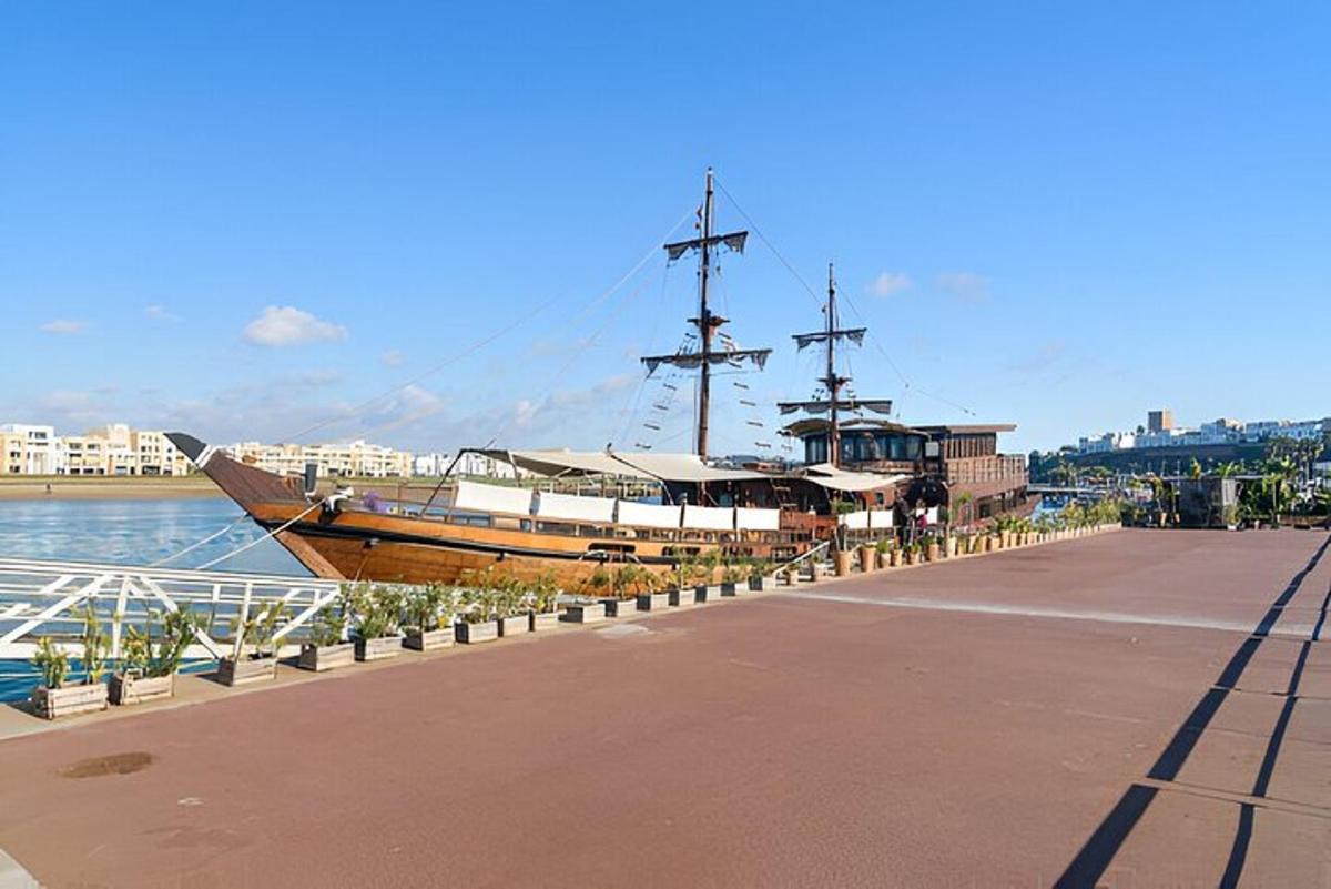 um grande barco está atracado próximo à água
