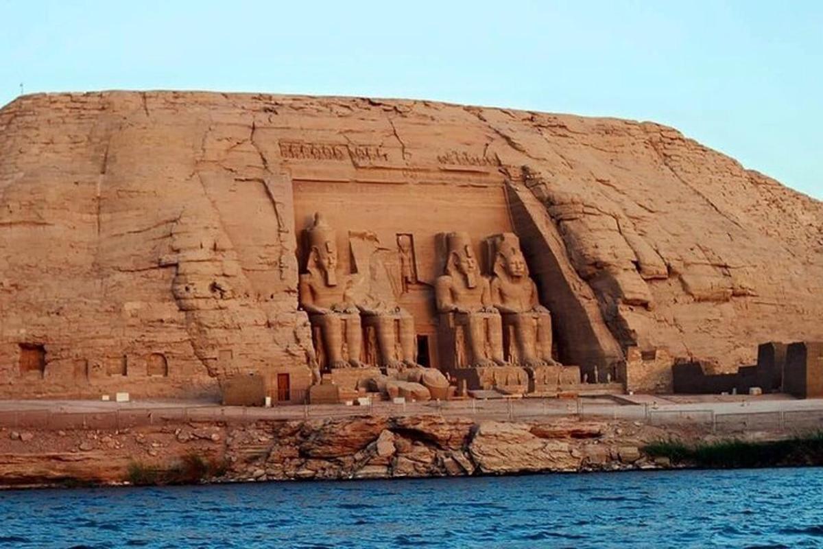 um relevo em pedra de pessoas na encosta de um penhasco