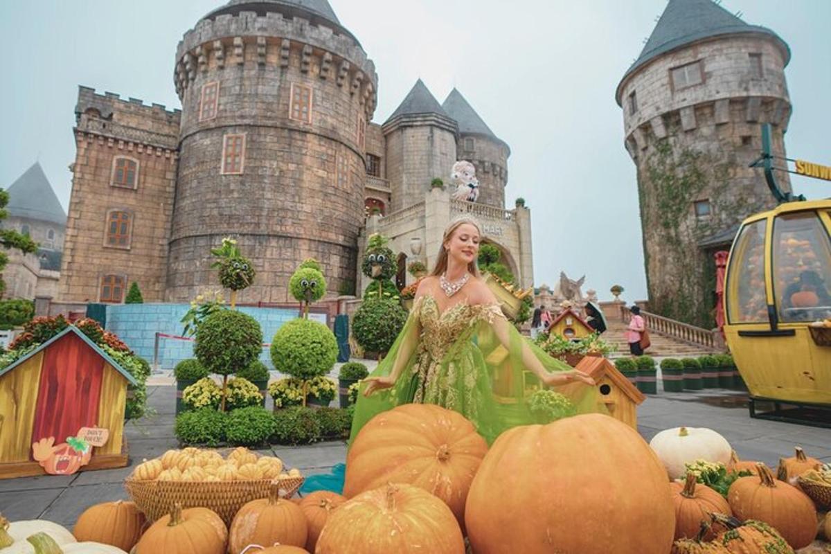 uma mulher parada em frente a um castelo com abóboras
