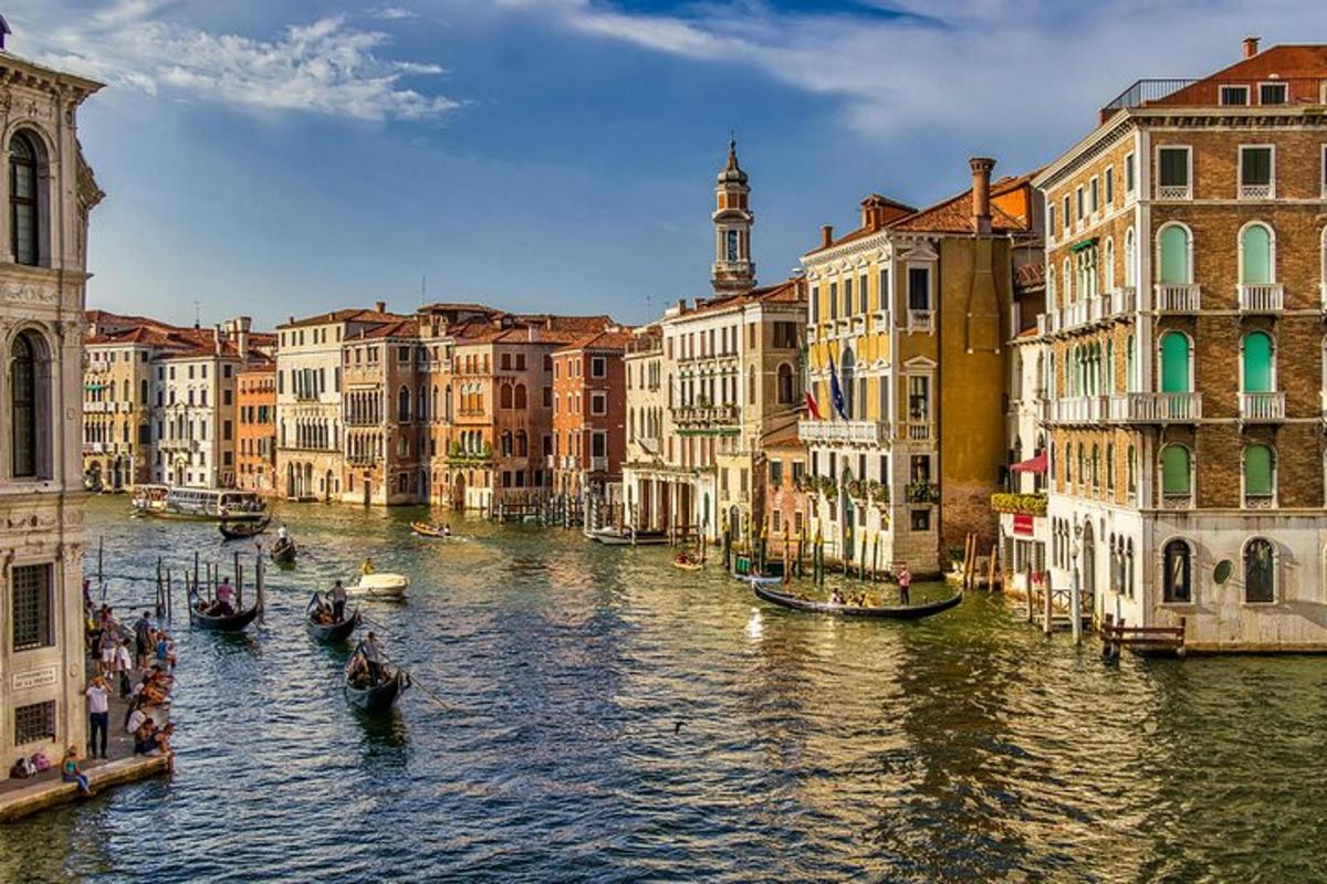 egy csoport gondola egy folyón egy városban
