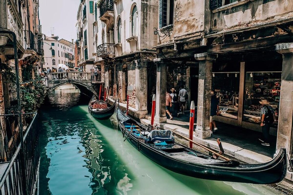 egy csoport gondola egy csatornában egy városban