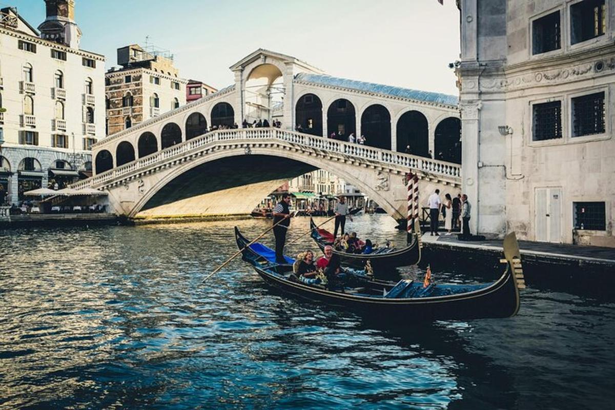 két gondola a vízben egy híd előtt