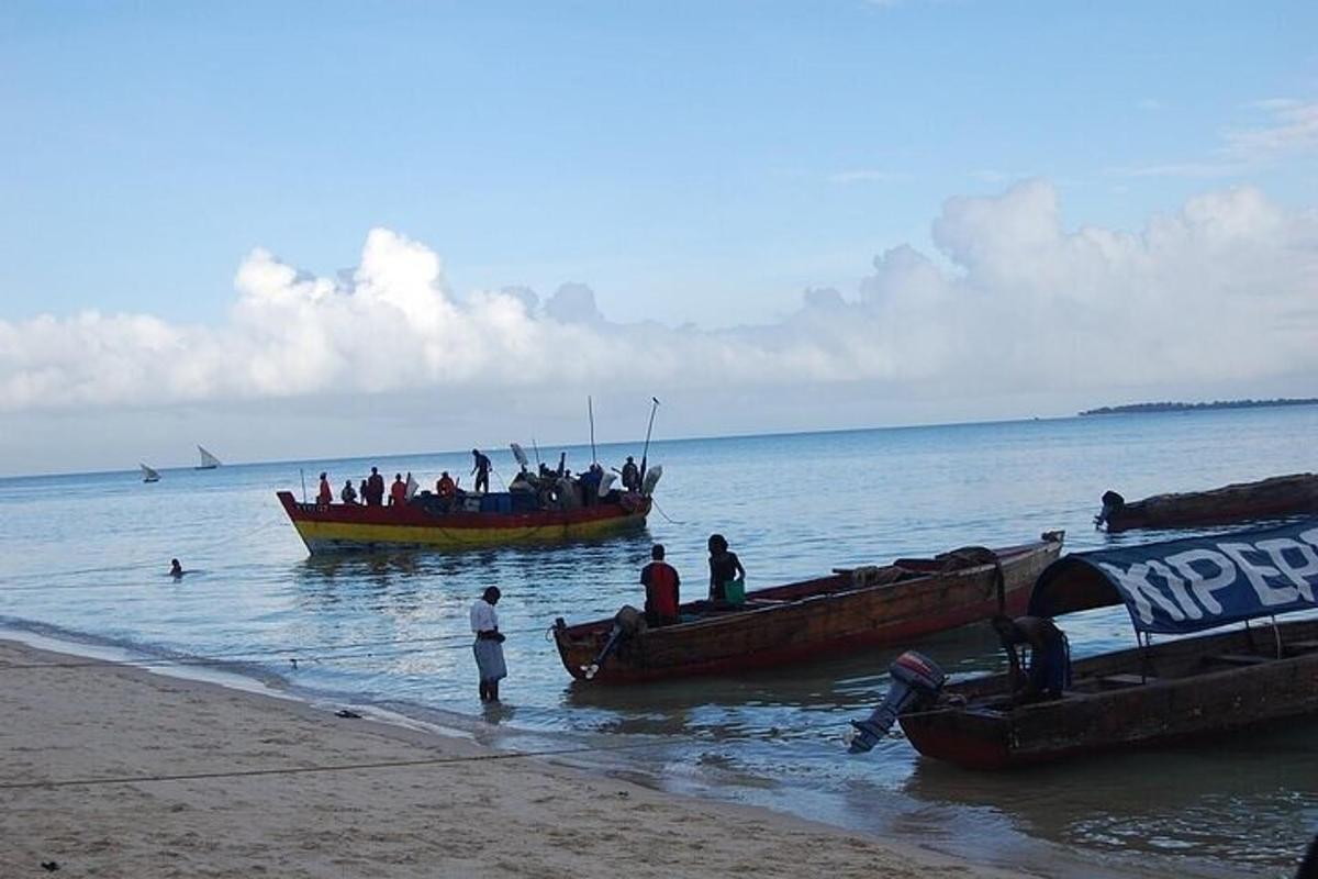 eine Gruppe von Menschen in einem Boot am Strand