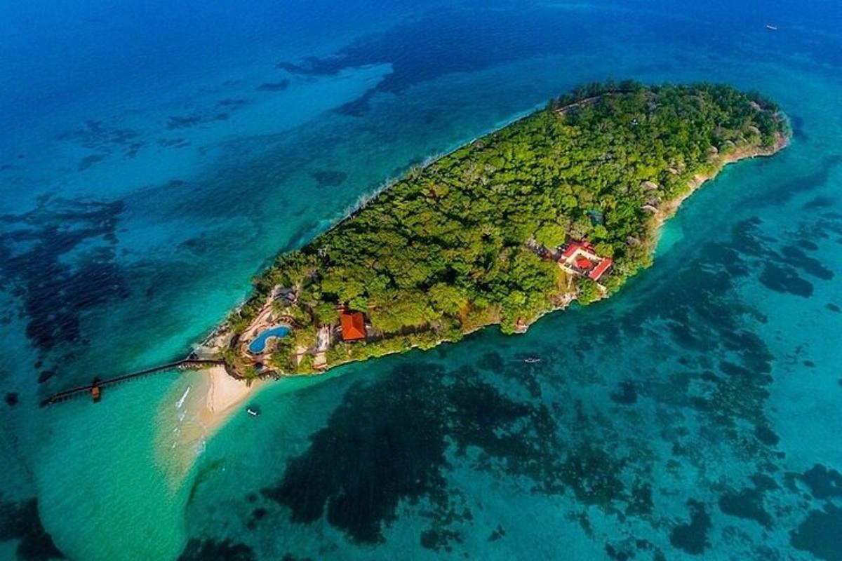 o vedere aeriană a unei insule din ocean