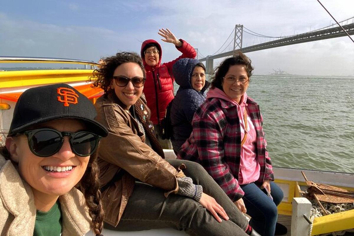 Skupina žen na lodi před mostem Golden Gate