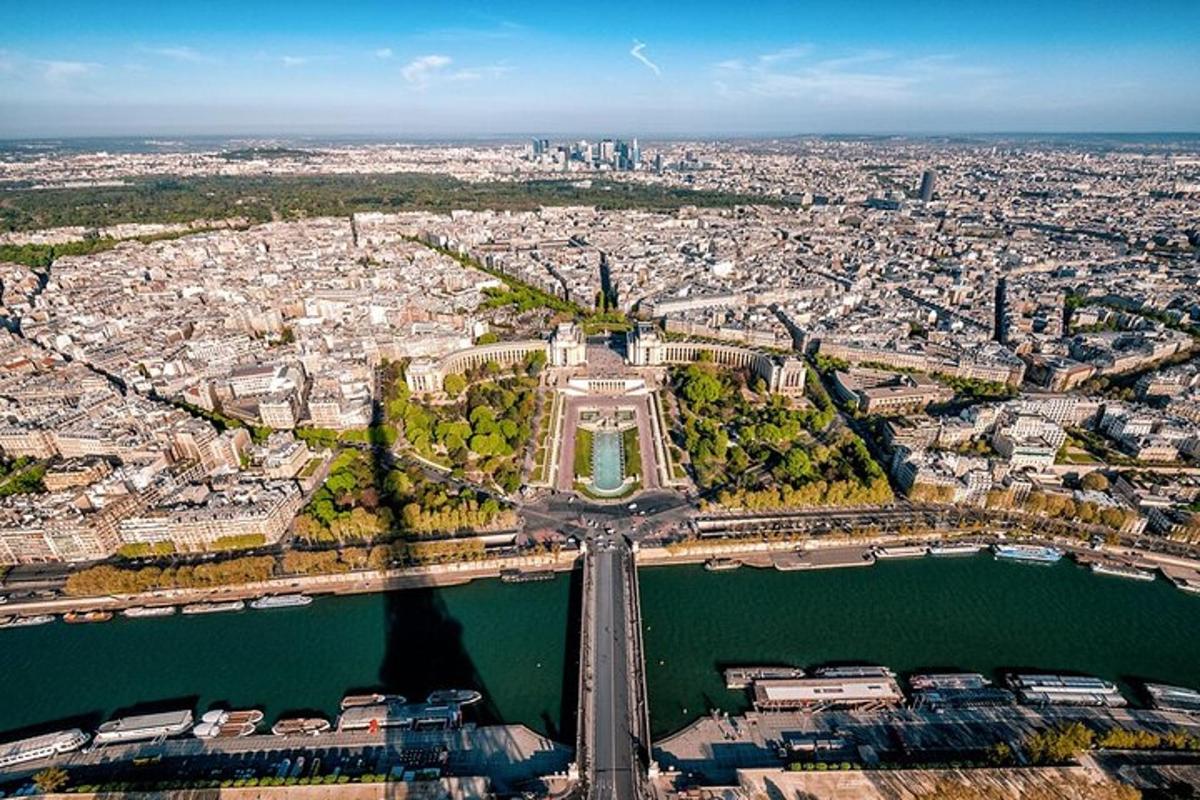 一座横跨河流的大桥的城市鸟瞰图