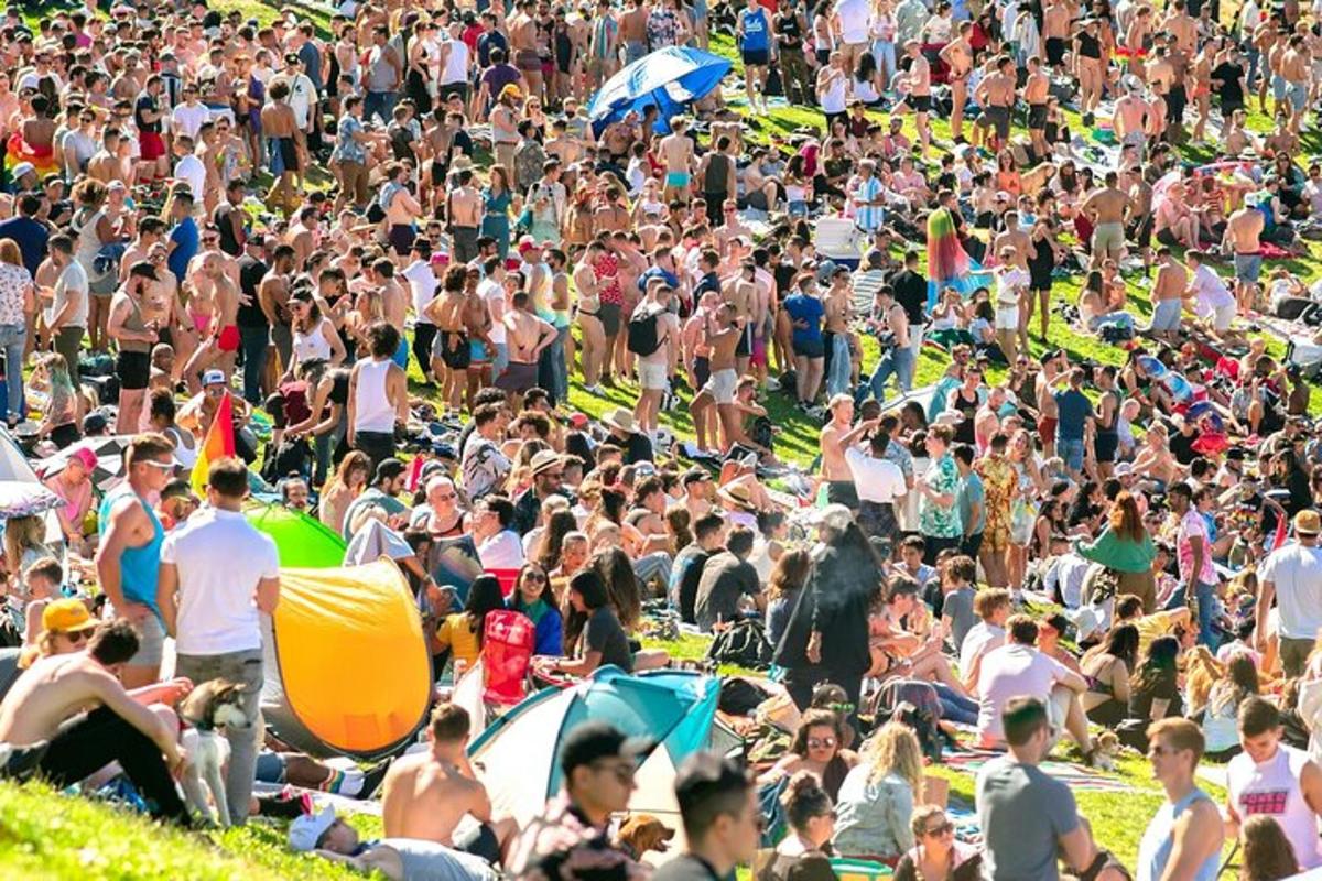 混雑したビーチに集まった大勢の人々