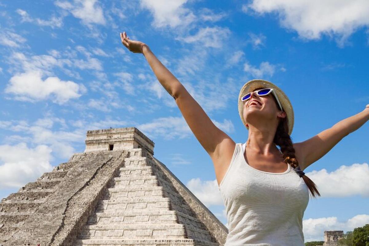 žena stojící před pyramidou