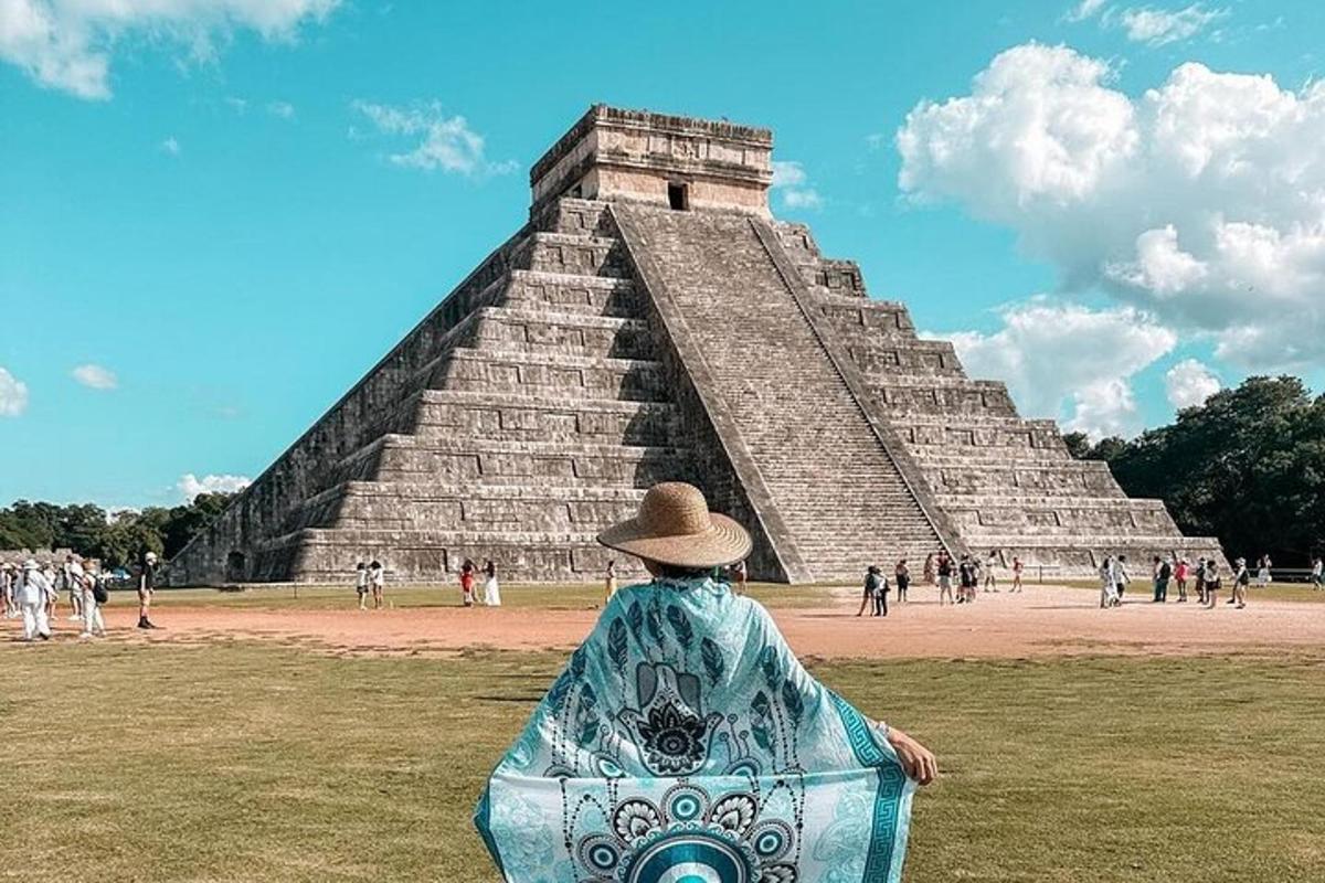 osoba stojící před pyramidou