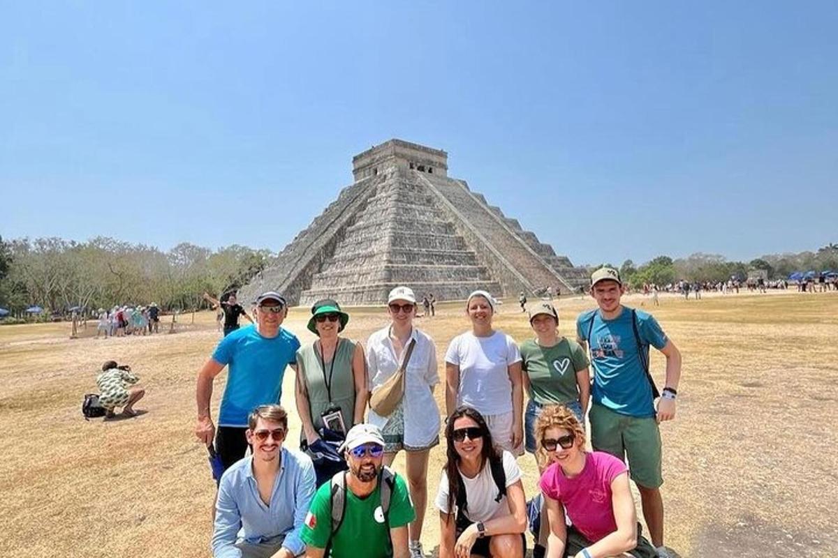 un gruppo di persone in posa davanti a una piramide