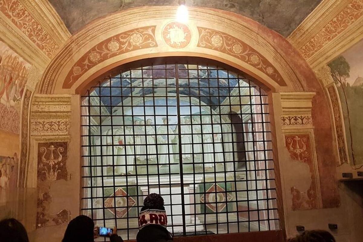 skupina ljudi, ki fotografirajo veliko okno
